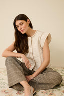 berglind-mouwloos-broderie-vest-culture-whitecap-modelfoto-vooraanzicht-2