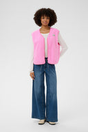 catina-mouwloos-teddy-vest-culture-begonia-pink-modelfoto-vooraanzicht-2