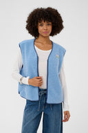 catina-mouwloos-teddy-vest-culture-little-boy-blue-modelfoto-vooraanzicht-1