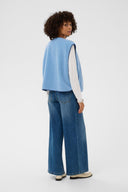 catina-mouwloos-teddy-vest-culture-little-boy-blue-modelfoto-achteraanzicht-1