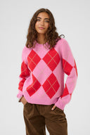 harlekin-argyle-trui-fuchsia-culture-modelfoto-vooraanzicht-1
