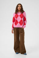 harlekin-argyle-trui-fuchsia-culture-modelfoto-vooraanzicht-2