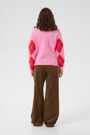 harlekin-argyle-trui-fuchsia-culture-modelfoto-achteraanzicht-1