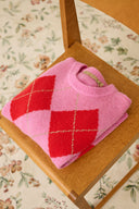 harlekin-argyle-trui-fuchsia-culture-flatlay-vooraanzicht-1