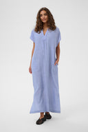 Arletty-effen-maxi-jurk-powder-blue-culture-modelfoto-vooraanzicht-1