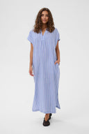 Arletty-gestreepte-maxi-jurk-powder-blue-culture-modelfoto-vooraanzicht-1