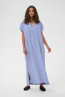 Arletty-effen-maxi-jurk-powder-blue-culture-modelfoto-vooraanzicht-2
