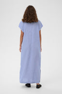 Arletty-effen-maxi-jurk-powder-blue-culture-modelfoto-achteraanzicht-1