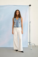Tali-ami-wijde-denim-jeans-broek-springgardenia-culture-modelfoto-vooraanzicht-4