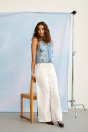 Tali-ami-wijde-denim-jeans-broek-springgardenia-culture-modelfoto-vooraanzicht-5