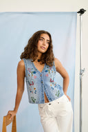 Tali-ami-wijde-denim-jeans-broek-springgardenia-culture-modelfoto-close-up-1