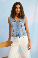 Tali-ami-wijde-denim-jeans-broek-springgardenia-culture-modelfoto-close-up-2