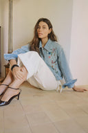 Tali-ami-wijde-denim-jeans-broek-springgardenia-culture-modelfoto-vooraanzicht-3