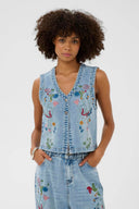 tiala-denim-vest-light-blue-culture-modelfoto-vooraanzicht-1