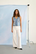 tiala-denim-vest-light-blue-culture-lookfoto-vooraanzicht-4