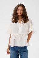 Jalia-voile-blouse-spring-gardenia-culture-modelfoto-close-up-1