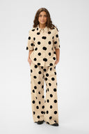 tika-losse-polka-dot-broek-whitecap-culture-modelfoto-vooraanzicht-2
