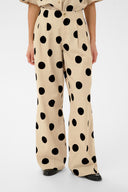 tika-losse-polka-dot-broek-whitecap-culture-modelfoto-close-up-1
