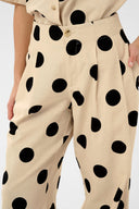 tika-losse-polka-dot-broek-whitecap-culture-modelfoto-detail-1