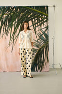 tika-losse-polka-dot-broek-whitecap-culture-modelfoto-vooraanzicht-3