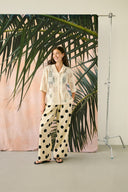 tika-losse-polka-dot-broek-whitecap-culture-modelfoto-vooraanzicht-4
