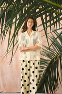 tika-losse-polka-dot-broek-whitecap-culture-modelfoto-vooraanzicht-5