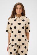 tika-polka-dot-hemd-blouse-whitecap-culture-modelfoto-vooraanzicht-2