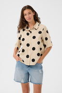 tika-polka-dot-hemd-blouse-whitecap-culture-modelfoto-vooraanzicht-5