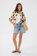 tika-polka-dot-hemd-blouse-whitecap-culture-modelfoto-vooraanzicht-6