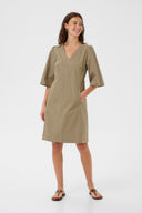 bendine-mini-jurk-dusky-green-culture-modelfoto-vooraanzicht-1