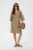 bendine-mini-jurk-dusky-green-culture-modelfoto-vooraanzicht-2