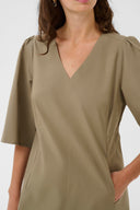 bendine-mini-jurk-dusky-green-culture-modelfoto-close-up-1