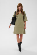 bendine-mini-jurk-dusky-green-culture-modelfoto-vooraanzicht-6