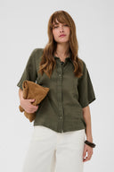 aniela-molly-hemd-blouse-dusky-green-culture-modelfoto-vooraanzicht-1