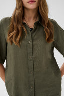 aniela-molly-hemd-blouse-dusky-green-culture-modelfoto-detail-1