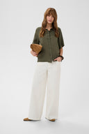 aniela-molly-hemd-blouse-dusky-green-culture-modelfoto-vooraanzicht-2