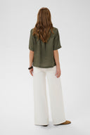 aniela-molly-hemd-blouse-dusky-green-culture-modelfoto-achteraanzicht-1