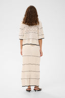 yiva-gebreide-crochet-top-whitecap-culture-modelfoto-achteraanzicht-1