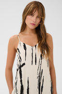 ora-grafische-maxi-jurk-white-black-culture-modelfoto-close-up-1