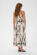 ora-grafische-maxi-jurk-white-black-culture-modelfoto-achteraanzicht-1