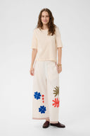 chrestella-broderie-broek-spring-gardenia-culture-modelfoto-vooraanzicht-1