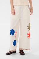 chrestella-broderie-broek-spring-gardenia-culture-modelfoto-close-up-1