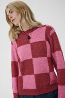 nimba-kimmy-gebreide-geruite-trui-rood-roze-met-vierkantenpatroon-culture-modelfoto-vooraanzicht-2