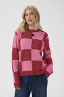 nimba-kimmy-gebreide-geruite-trui-rood-roze-met-vierkantenpatroon-culture-modelfoto-vooraanzicht-1