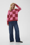 nimba-kimmy-gebreide-geruite-trui-rood-roze-met-vierkantenpatroon-culture-modelfoto-vooraanzicht-3