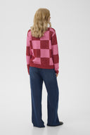 nimba-kimmy-gebreide-geruite-trui-rood-roze-met-vierkantenpatroon-culture-modelfoto-achteraanzicht-1
