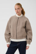 palona-bomberjas-cinder-beige-culture-modelfoto-vooraanzicht-1