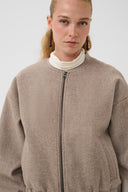 palona-bomberjas-cinder-beige-culture-modelfoto-detail-1