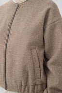 palona-bomberjas-cinder-beige-culture-modelfoto-close-up-1