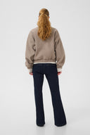 palona-bomberjas-cinder-beige-culture-modelfoto-achteraanzicht-1
